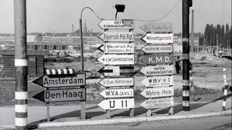 Het Hofplein met Duitse bewegwijzering. Bron: H.F. Grimeyer/Stadsarchief Rotterdam