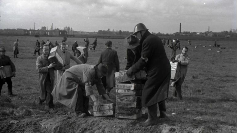 Verzamelen voedselpakketten Ypenburg. Bron: fotodienst Binnenlandse Strijdkrachten/NIOD