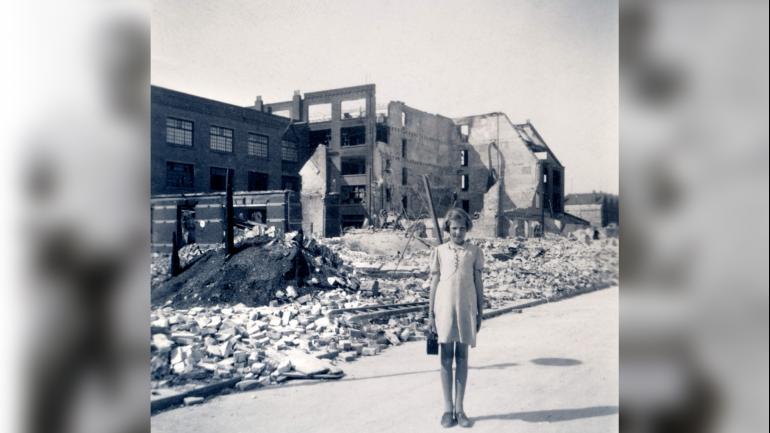 Meisje poseert voor 'de puin'. Bron: A. de Herder/Stadsarchief Rotterdam