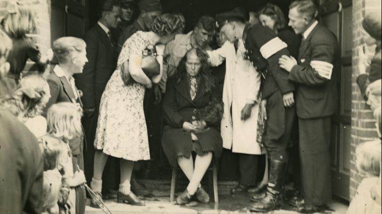 Oudewater, mei 1945: het kaalscheren van een 'moffenmeid'. Bron: fotograaf onbekend/Libertum