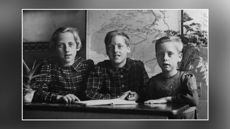 Foto: de drie zusjes Bazuijnen op een schoolfoto halverwege de oorlog