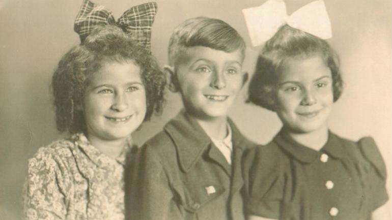 Lea Tropp (links) met haar onderduik broertje en zusje