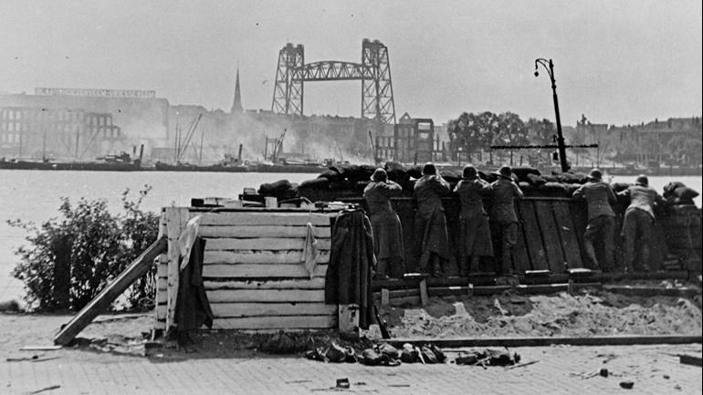 Nederlandse militairen in stelling, op de achtergrond het Noordereiland. Bron: Mariniersmuseum Rotterdam