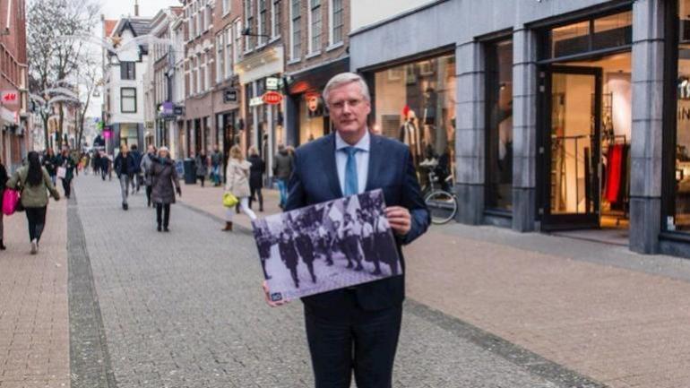 Commissaris van de Koning Heidema met zijn foto