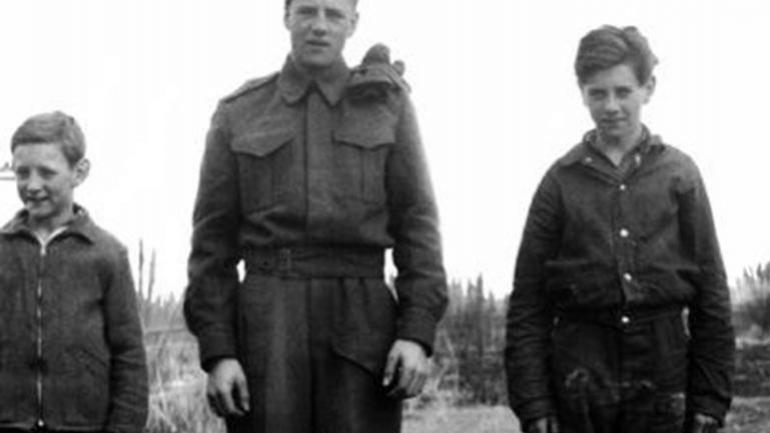 Walter Veness (midden) stierf in januari 1945 in het ziekenhuis van Dirksland. Een buikwond werd hem fataal.