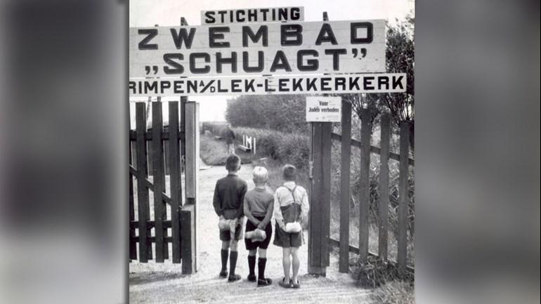 Ingang zwembad Schuagt met bordje 'voor Joden verboden'. Bron: J. van Rhijn/Collectie Spaarnestad, Nationaal Archief