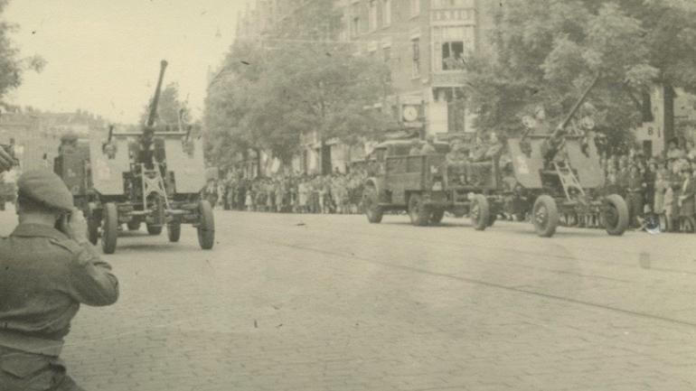 Bevrijdingsparade van Canadese militairen in Rotterdam. Bron: Nederlands Instituut voor Militaire Historie