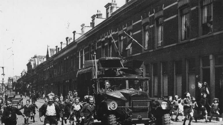 Geallieerde geluidswagen in Kralingen kort na de bevrijding. Bron: J. van Rhijn/Stadsarchief Rotterdam