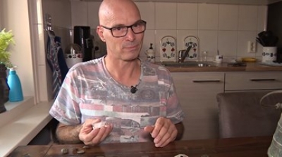 Bert vindt naamplaatje van vermiste militair: 'Het doet me echt wat'