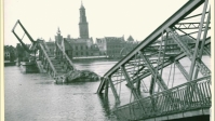 Stadsbrug Kampen in puin