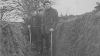 Dwangarbeiders graven en scheppen verdedigingslinie in Drenthe