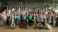 Huiskamer-bevrijdingsconcert door de Vrijwillige Drumfanfare Koninklijke Luchtmacht