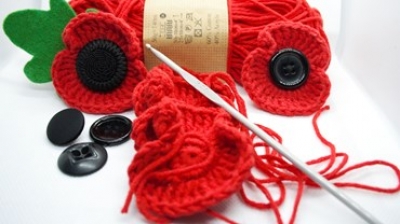 Ester haakt 1200 poppies voor zweefvliegpiloten Slag om Arnhem