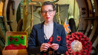 Ester geeft elke gliderpiloot een klaproos