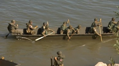 Tientallen soldaten spelen Waaloversteek na
