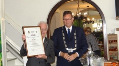 Erepenning Nunspeet voor voorzitter Het Verscholen Dorp