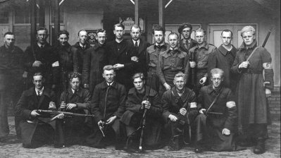 Verzetsgroep Vroomshoop poseert op Bevrijdingsdag