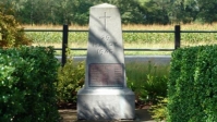 Twee monumenten in Wierden