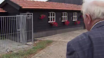 Christ (12) moest na een ongelukkige brand een jaar met zijn familie in een kippenhok wonen