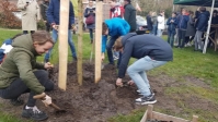 Scholieren onthullen Anne Frankboom in Zeist