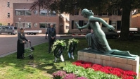 Rustige kransleggingen bij oorlogsmonumenten in Drenthe