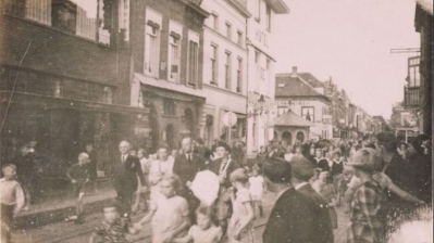 Halve dorp begeleidt Joden die zich moeten melden voor transport