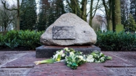 Dochter verzetsstrijder Jans Zwinderman ontroerd door monument