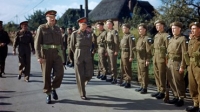 Hoog bezoek uit Engeland: koning George VI op bezoek bij Britse troepen
