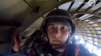 Teun (17) eert overleden veteraan met parachutesprong: 'Het was met geen woord te beschrijven'